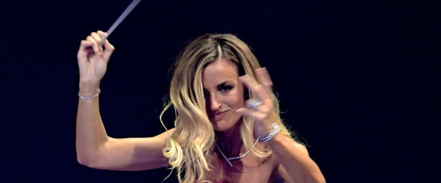 Beatrice Venezi le “suona” alla sinistra: “Odio contro di me. Se mi avesse scelto davvero la Meloni sarei ancora alla Fenice”