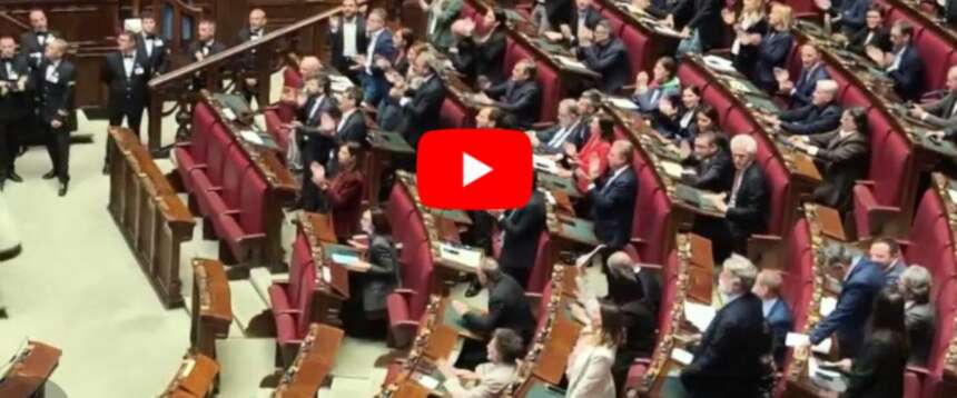 Il video dell’opposizione che canta “Bella Ciao” alla Camera