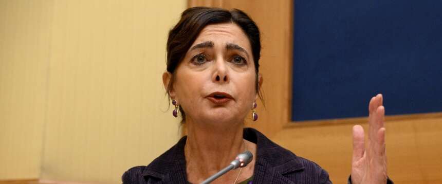 Crisi di nervi della Boldrini, sospesa per la sceneggiata contro la remigrazione. Parte la solita lagna sui fascisti