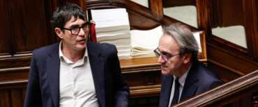 L’insulto choc di Fratoianni: “Meloni topo in fuga”. Bonelli straparla di “internazionale nera”. Fango dopo le parole di Trump