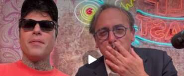 Bonelli fuma uno spinello in diretta da Fedez: sceneggiata contro il dl Sicurezza (video)