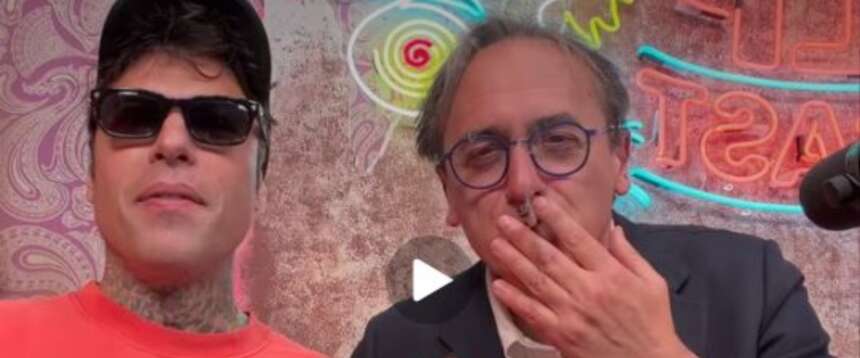 Bonelli fuma uno spinello in diretta da Fedez: sceneggiata contro il dl Sicurezza (video)
