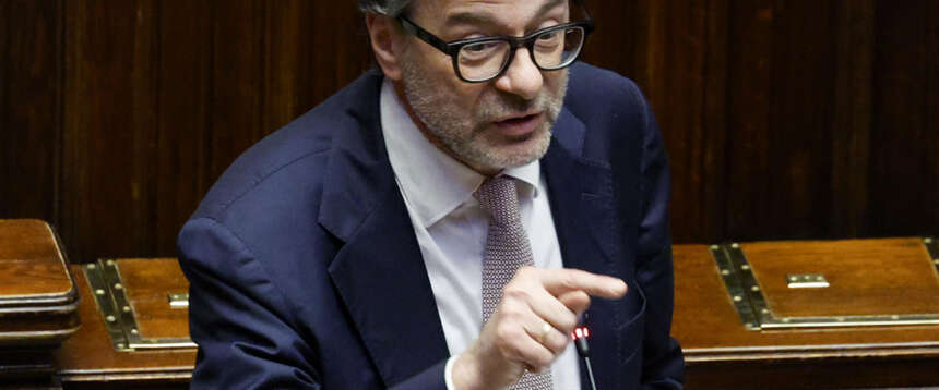 In Parlamento esplode il “bubbone” dei bonus grillini. Giorgetti chiede alla Ue “flessibilità”, sceneggiata del M5S