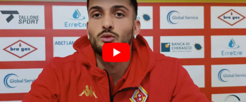 Il calciatore accusato di essere uno stupratore scende in campo e i tifosi avversari lo accolgono con i fischi