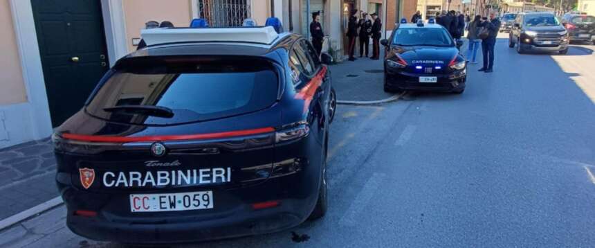 Violenza tra i banchi, dodicenne invita una compagna di classe in bagno e la colpisce al collo con le forbici