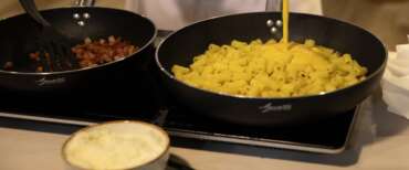 Viene preparata una pasta alla carbnara utilizzando prodotti Eurovo Bologna/ 10 ottobre 2024 ANSA/MAX CAVALLARI NPK