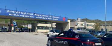 Tragedia a Catanzaro: si lancia dal terzo piano con i sui tre figli. Morti la madre e due bimbi