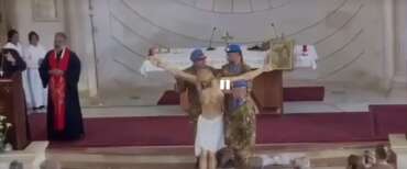 Libano, i militari italiani donano un nuovo Crocifisso. Meloni: «Un potente messaggio di pace»