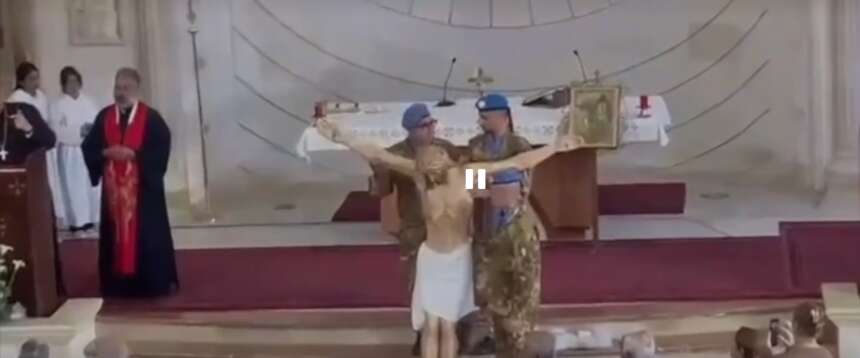 Libano, i militari italiani donano un nuovo Crocifisso. Meloni: «Un potente messaggio di pace»