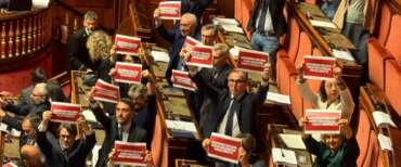 Dl sicurezza, il Senato dice sì. Crisi di nervi e sceneggiate delle opposizioni. FdI: la sinistra è contro l’Italia onesta (video)