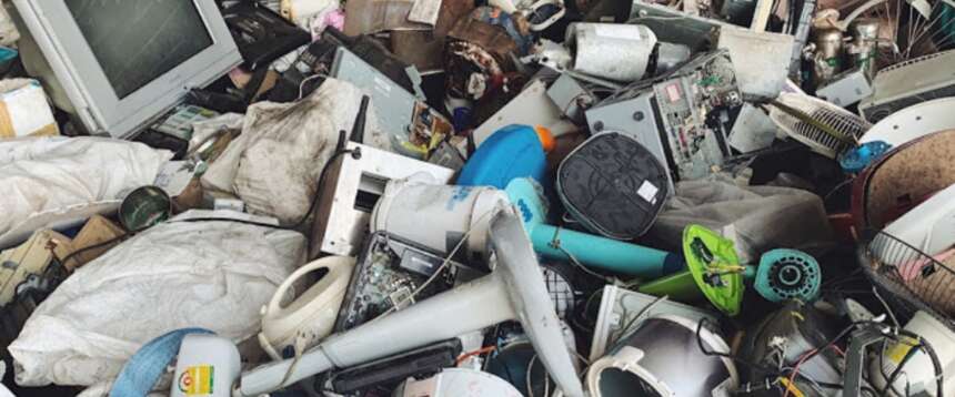 Verona, donna 57enne morta in casa “sepolta” dagli acquisti: il compagno ne aveva denunciato la scomparsa