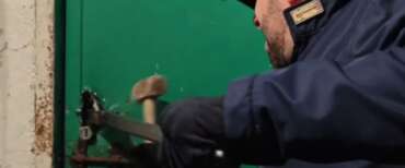 Gli agenti scoprono sotto una mattonella un caveau della droga in camera da letto al Quarticciolo di Roma: arrestato 52enne