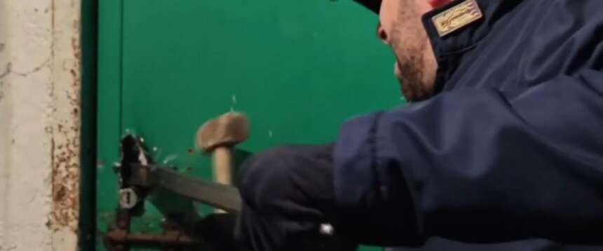 Gli agenti scoprono sotto una mattonella un caveau della droga in camera da letto al Quarticciolo di Roma: arrestato 52enne