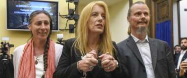 Famiglia nel bosco, la mamma: “Mai vista una crudeltà simile sui bimbi”. La lettera della figlia: “Ci manchi”