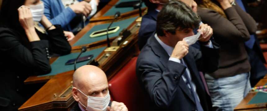 “Sei un mentitore seriale”, i deputati di Fratelli d’Italia indossano le mascherine contro Conte
