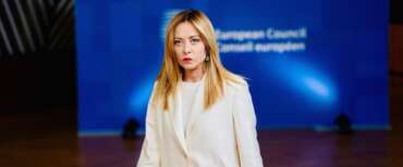 Meloni e altri leader: «Bene la tregua Usa-Iran. Contribuiremo a garantire la navigazione di Hormuz»