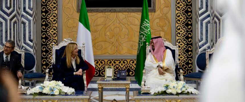 Meloni in Qatar incontra Al Thani: energia e crisi nel Golfo al centro della missione