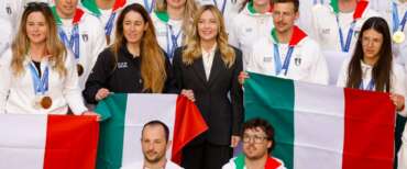L’abbraccio di Meloni agli atleti di Milano-Cortina: «Grazie per l’esempio che offrite ai giovani e alla Nazione» (video)