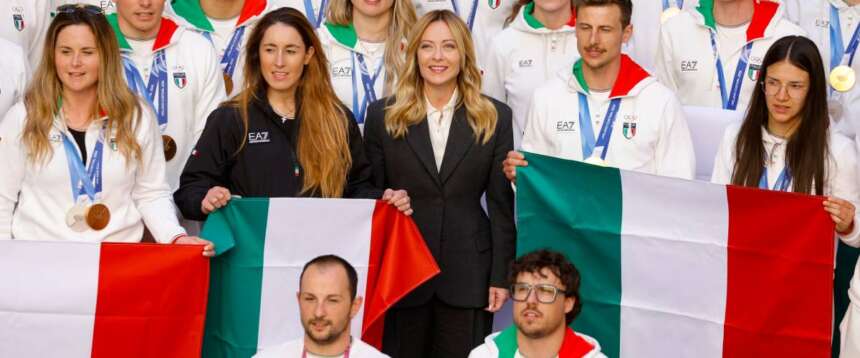 L’abbraccio di Meloni agli atleti di Milano-Cortina: «Grazie per l’esempio che offrite ai giovani e alla Nazione» (video)