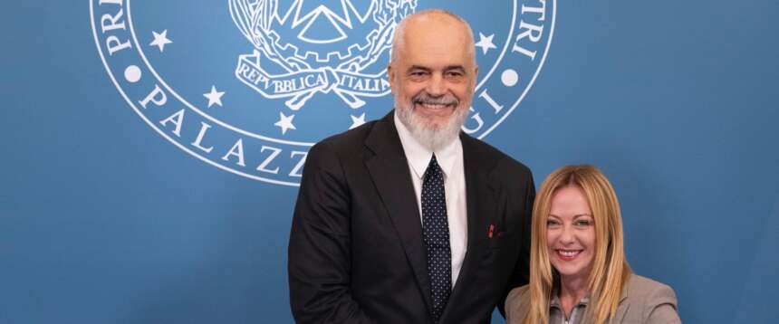 Migranti, la Corte Ue gela sinistra e toghe rosse: il protocollo Italia-Albania «compatibili con la normativa europea». Meloni: “Andiamo avanti”