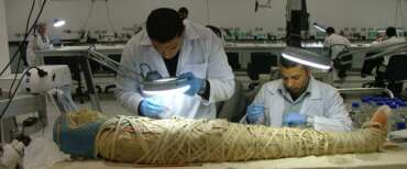 “Egitto, trovano un frammento dell’Iliade dentro una mummia: “Scoperta senza precedenti”