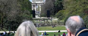Persone approfittano della giornata soleggiata al Parco Sempione, Milano, 2 aprile 2026. Ultime 24 ore di allerta meteo poi, per il ponte di Pasqua, arrivano il sole e il caldo con i termometri che arriveranno a sfiorare i 25°C.. ANSA/DANIEL DAL ZENNARO