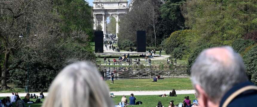 Persone approfittano della giornata soleggiata al Parco Sempione, Milano, 2 aprile 2026. Ultime 24 ore di allerta meteo poi, per il ponte di Pasqua, arrivano il sole e il caldo con i termometri che arriveranno a sfiorare i 25°C.. ANSA/DANIEL DAL ZENNARO