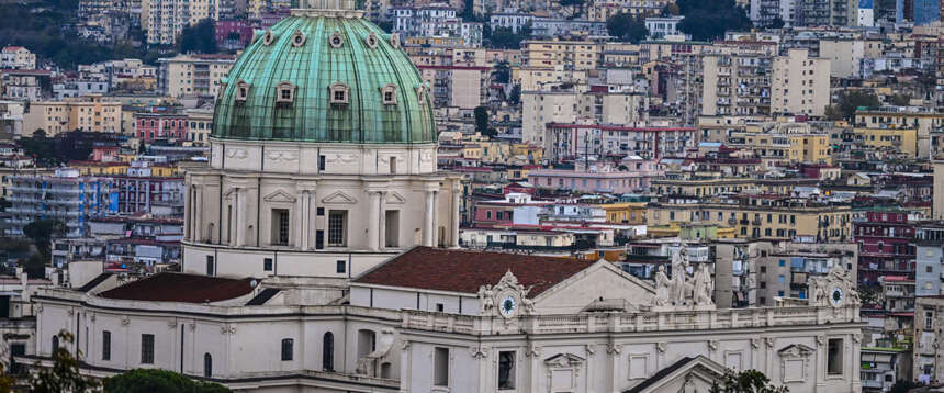 Case e palazzi del quartiere collinare del Vomero a Napoli visti da Capodimonte con la cupola della basilica