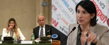 frame con Claudia Conte (in giacca bianca al centro) e Piantedosi alla sua sinistra?