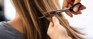 Follia a scuola. “Prof, quanto deve essere lungo il tema?”. E la docente taglia i capelli a due studentesse