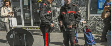 Tecnici della societa’ ABC di Napoli ispezionano i canali nei pressi dela banca rapinata a Napoli ed utilizzati probabilmente dai ladri come via di accesso e di fuga, 1