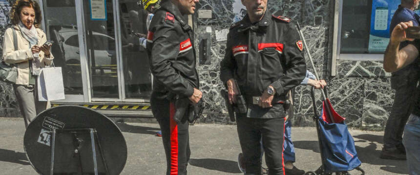 Tecnici della societa’ ABC di Napoli ispezionano i canali nei pressi dela banca rapinata a Napoli ed utilizzati probabilmente dai ladri come via di accesso e di fuga, 1