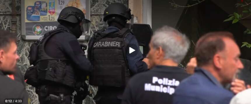 Panico a Napoli, assalto armato al Crédit Agricole. I carabinieri liberano i 25 ostaggi ma i rapinatori si danno alla fuga