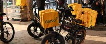 Milano, una rissa tra due rider in pieno centro finisce a coltellate. Pakistano irregolare arrestato per tentato omicidio