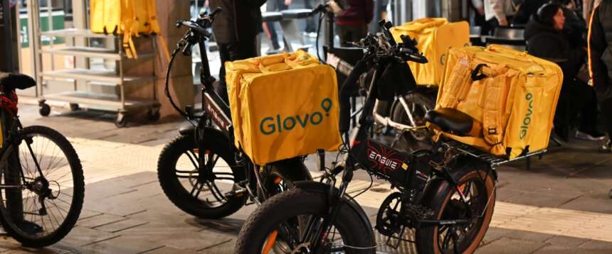 Milano, una rissa tra due rider in pieno centro finisce a coltellate. Pakistano irregolare arrestato per tentato omicidio