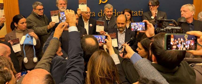Sospesi 32 deputati di Pd, Avs e Cinquestelle per la sceneggiata alla Camera contro la “remigrazione”