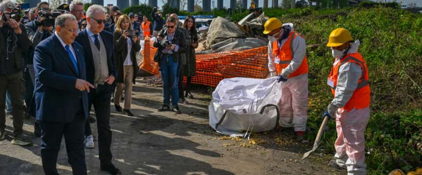 Terra dei fuochi, al via la bonifica. Mantovano: “Via tutti i rifiuti entro luglio”