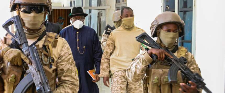 Mali, calma apparente dopo le sparatorie dei terroristi islamici. Tajani: «Siamo in contatto con gli italiani»