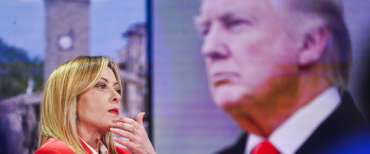 GIORGIA MELONI PRESIDENTE DEL CONSIGLIO SULLO SCHERMO DONALD TRUMP PRESIDENTE DEGLI STATI UNITI D’AMERICA