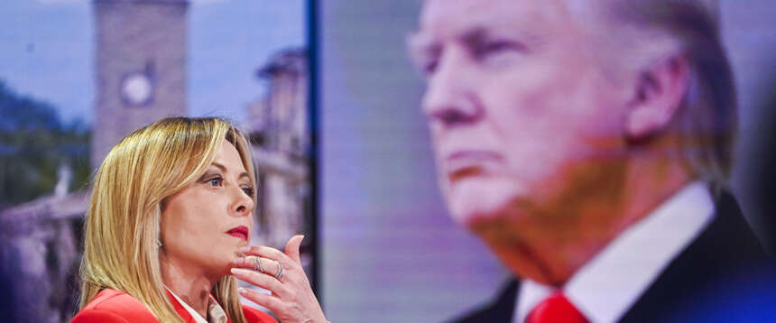 GIORGIA MELONI PRESIDENTE DEL CONSIGLIO SULLO SCHERMO DONALD TRUMP PRESIDENTE DEGLI STATI UNITI D’AMERICA