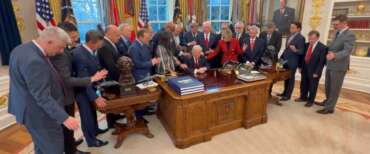 Un frame del video della preghiera nello Studio Ovale postato dal vicecapo di gabinetto di Trump Dan Scavino