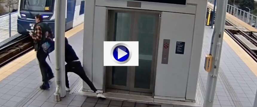 Si apposta dietro un uomo e lo spinge verso il treno in corsa (video): panico a Seattle
