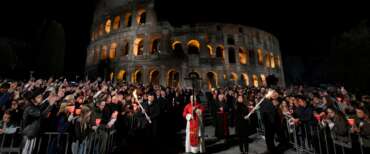 Via Crucis, Papa Leone XIV porta la croce: trentamila fedeli presenti al Colosseo