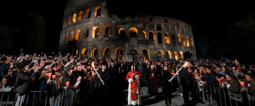 Via Crucis, Papa Leone XIV porta la croce: trentamila fedeli presenti al Colosseo