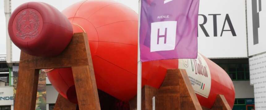 Il Vinitaly 2026 apre i battenti. Lollobrigida: “Italia dice no alle etichette sul vino”