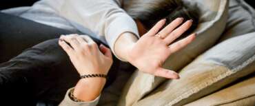 Arezzo, finge di baciarla e stacca con un morso la lingua alla compagna incinta. Condannato a 4 anni e mezzo