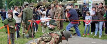 Limiti alcolici e divieto di esplosivi per il raduno degli alpini a Genova: la normativa della Salis come se fosse la battaglia sul Piave