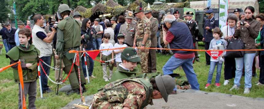 Limiti alcolici e divieto di esplosivi per il raduno degli alpini a Genova: la normativa della Salis come se fosse la battaglia sul Piave