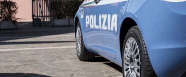 Aosta, si lancia da un camion rubato e muore durante la fuga: 5 agenti indagati. I legali: “Va di moda indagare i poliziotti”