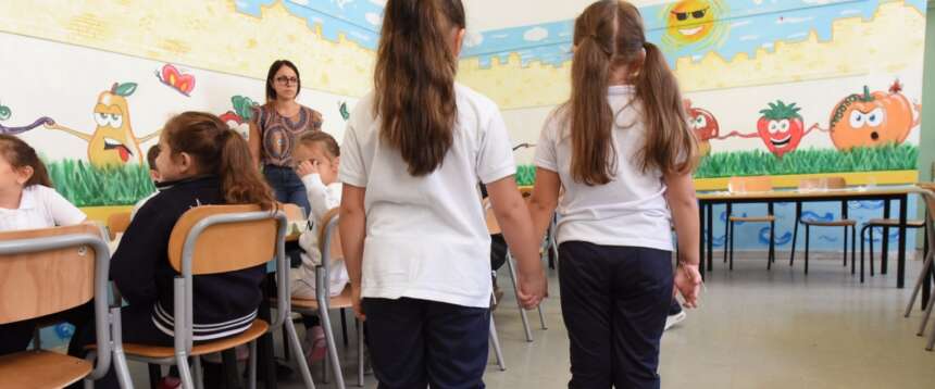 Bufera in una scuola di Alghero, la lezione dei vegani ai bambini delle elementari sconvolge i piccoli e fa infuriare docenti e famiglie
